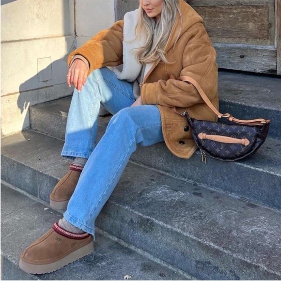 UGG® Tazz Suede Platform Slipper Clogs
Chestnut Size 10 - Picture 3 of 12